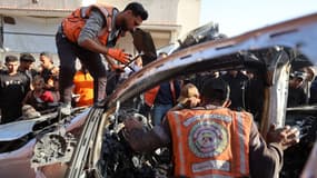 Des membres des services de secours palestiniens à Gaza, ce samedi 22 novembre 2025.