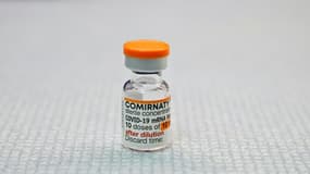 Un flacon de vaccin Pfizer-BioNTech à usage pédiatrique, le 14 décembre 2021 dans un cabinet médical à Berlin. PHOTO D'ILLUSTRATION