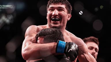 Baki qui célèbre sa victoire face à Doumbè lors du PFL Paris en mars 2024.