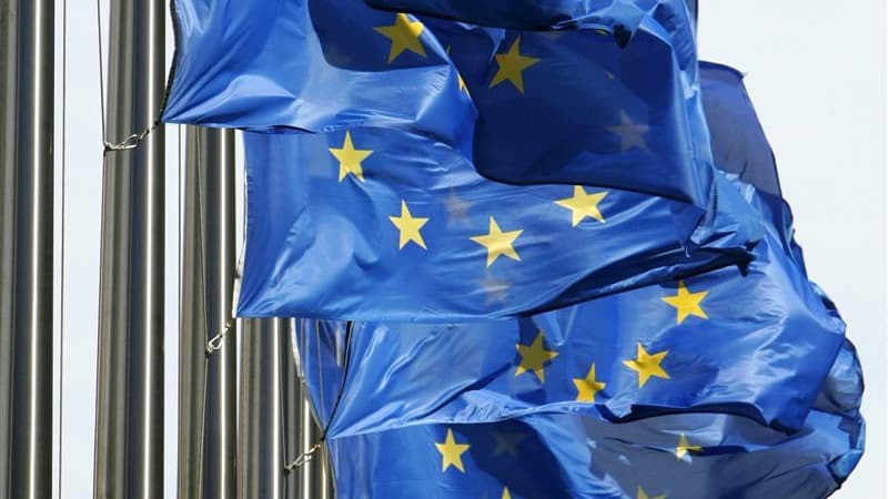Dans un entretien au Journal du dimanche, François Hollande, réagissant au discours de Toulon de Nicolas Sarkozy, estime que la parole du chef de l'Etat "s'est épuisée" et que son projet de révision du traité européen n'est qu'une "fuite en avant" qui ne