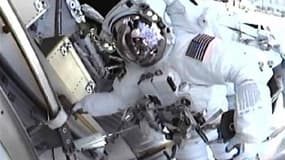 Andrew Feustel (photo) et Gregory Chamittof, deux astronautes de la navette américaine Endeavour, ont entamé vendredi une sortie dans l'espace autour de la Station spatiale internationale (ISS). /Image du 20 mai 2011/REUTERS/NASA TV
