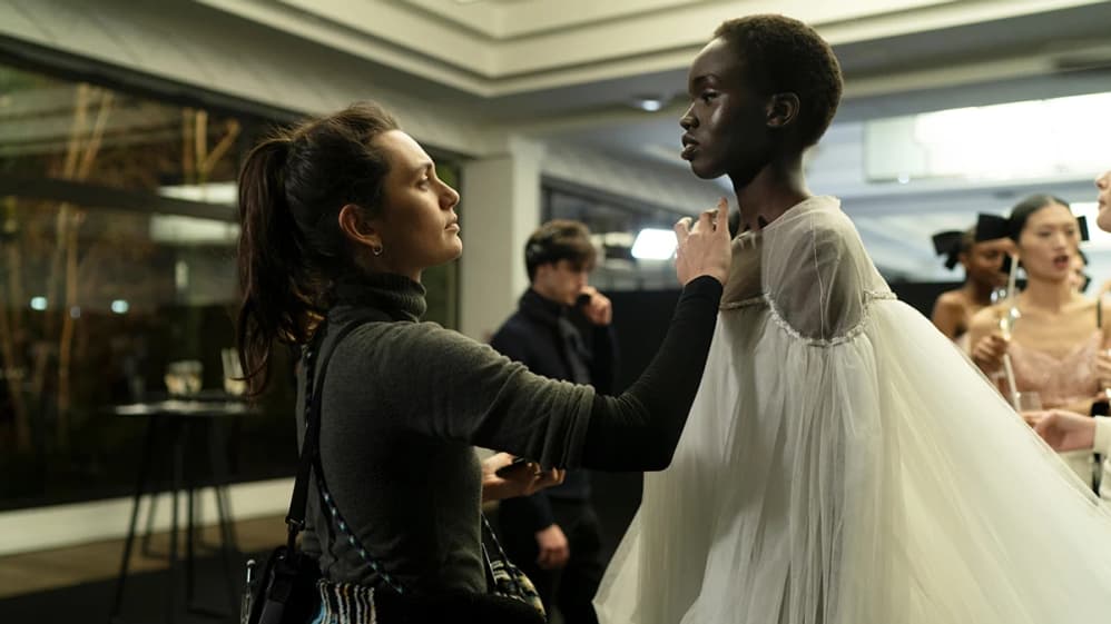 Ella Rumpf et Anyier Anei dans "Coutures", d'Alice Winocour. Ella Rumpf et Anyier Anei dans "Coutures", d'Alice Winocour.