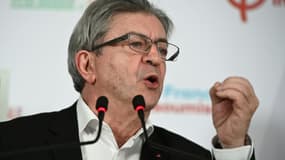 Le leader de LFI Jean-Luc Mélenchon tient une conférence de presse le 27 mars 2023 à Paris 