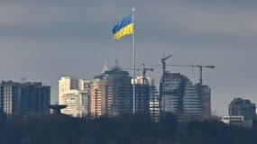 Un grand drapeau ukrainien flotte au dessus de Kiev attaqué par les forces russes, le 26 février 2022