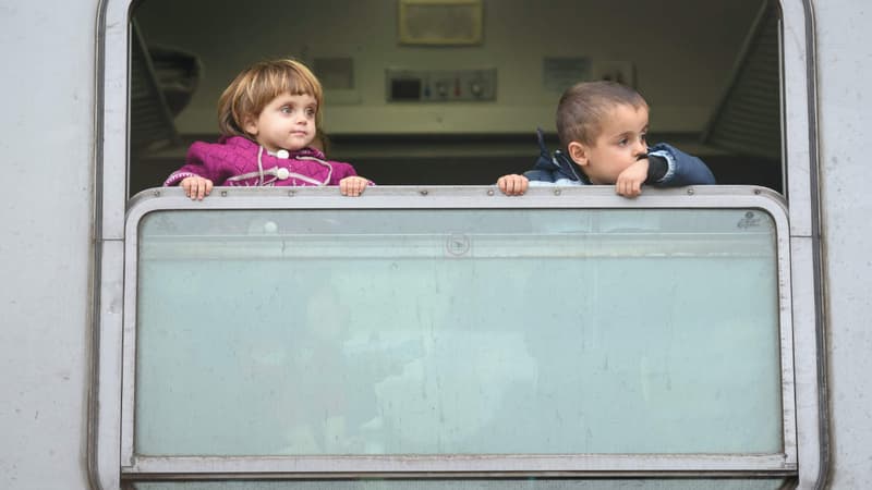 Deux enfants traversent en train la frontière entre la Croatie et la Slovénie, le 27 octobre 2015.