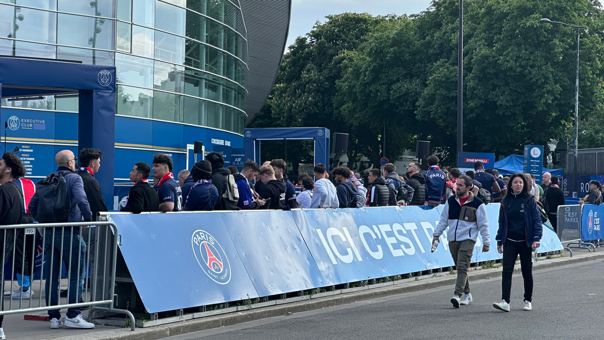 Les premiers supporters aux abords du Parc des Princes patientent dans l'attente du grand soir, 7 mai 2025 Les premiers supporters aux abords du Parc des Princes patientent dans l'attente du grand soir, 7 mai 2025