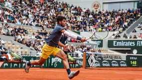 Carlos Alcaraz face à Félix Auger-Aliassime à Roland-Garros, le 2 juin 2024