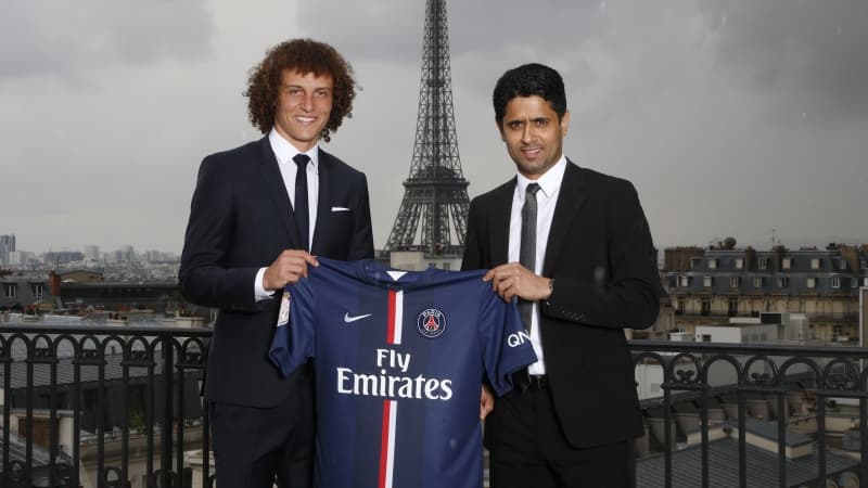 David Luiz, ici aux côtés de Nasser Al-Khelaïfi lors de sa signature avec le PSG