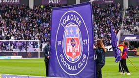 Le logo du Toulouse Football Club avant un match de Ligue 1 en 2024