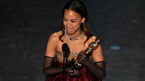 Zoe Saldaña remportant le 2 mars 2025 l'Oscar du meilleur second rôle féminin pour "Emilia Pérez"