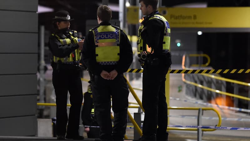Des policiers britanniques près du lieu de l'attaque survenue le 31 décembre 2018 à Manchester, au Royaume-Uni.