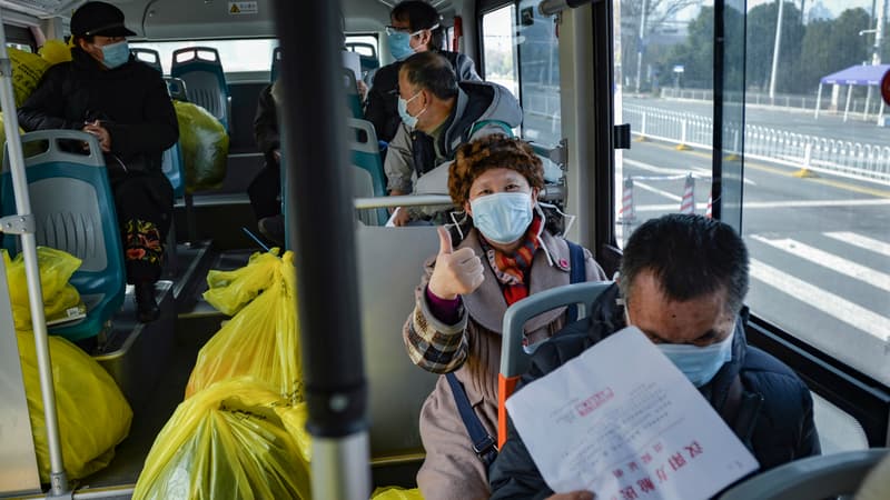 Des passagers d'un bus à Wuhan, en Chine, le 22 février 2020.