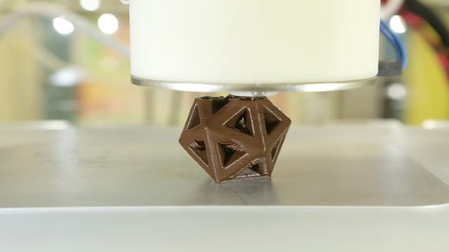 L'impression 3D est aujourd'hui capable de reproduire oud e créer n'importe quel objet avec des matières aussi diverses que de la résine, du béton, de l'acier, du chocolat et même de la poussière de lune.