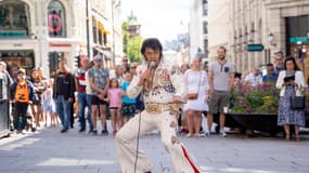 Un imitateur norvégien d'Elvis Presley a battu samedi matin à Oslo un record du monde en chantant des titres du "King" pendant plus de 50 heures.