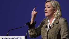 Marine Le Pen s'attaque au Qatar, dont elle critique les investissements en France. Selon la candidate du Front national à la présidentielle, l'émirat soutiendrait les "fondamentalistes islamiques". /Photo prise le 22 janvier 2012/REUTERS/Régis Duvignau