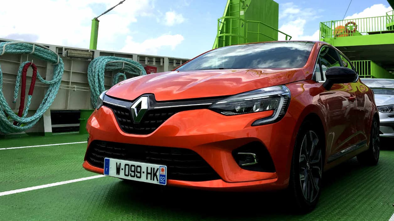 Un peu plus petite que la précédente génération (4,05 mètres), la Clio V fait la part belle à l'espace intérieur. L'empattement est en effet de 2,60 mètres. Un peu plus petite que la précédente génération (4,05 mètres), la Clio V fait la part belle à l'espace intérieur. L'empattement est en effet de 2,60 mètres.