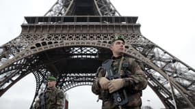 Un militaire devant la Tour Eiffel, le 7 janvier 2015.