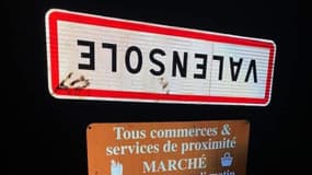 Le panneau d'entrée de ville de Valensole (Alpes-de-Haute-Provence) retourné par les agriculteurs en colère, le matin du mardi 21 novembre 2023.