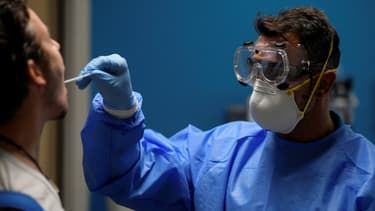 Un homme se fait tester au coronavirus dans un centre de santé à Madrid, le 17 août 2020