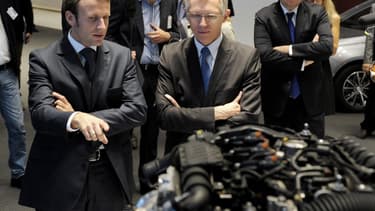 Emmanuel Macron s'est rendu dans des usines Renault et Peugeot.