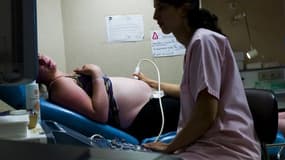 Une patiente oscultée dans un hôpital de la région parisienne, en 2013.