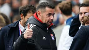 Pierre Sage avec le pouce levé pendant un match de de l'OL en Ligue 1, le 20 octobre 2024