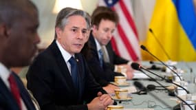 Le chef de la diplomatie américaine Antony Blinken échange avec le Premier ministre de l'Ukraine Denys Shmyhal à Washington, le 22 avril 2022