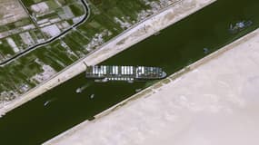 Le navire Ever Given bloqué dans le canal de Suez, sur une photo prise par les satellites français Pléiades.