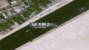 Le navire Ever Given bloqué dans le canal de Suez, sur une photo prise par les satellites français Pléiades.