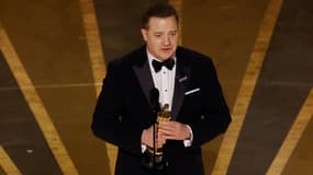 Brendan Fraser recevant son Oscar du meilleur acteur pour le film "The Whale" en mars 2023