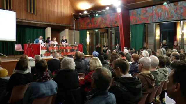 Une réunion publique à Rouen, jeudi 17 octobre, trois semaines après l'incendie de l'usine Lubrizol.