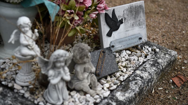 Une plaque portant l'inscription « à la mémoire de la petite inconnue de l'autoroute A10 » photographiée le 14 juin 2018 à Suèvres, sur la tombe d'une fillette non identifiée retrouvée morte et mutilée dans un fossé de l'autoroute A10 près de Blois en août 1987, ouvrant l'affaire dite de la « Disparue de l'A10 » en France. (Photo d'illustration)