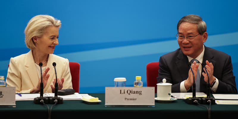 Ursula von der Leyen, la présidente de la Commission européenne, et Li Qiang, le Premier ministre chinois, à Pékin le 24 juillet 2025.