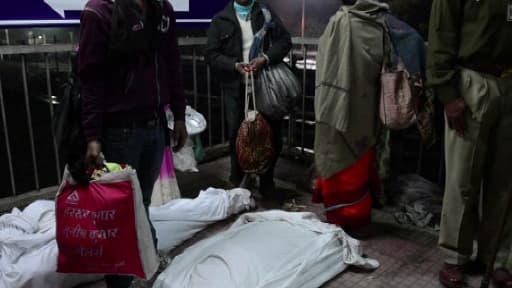Dix cadavres enveloppés dans des draps blancs étaient visibles sur un quai de la gare plusieurs heures après la bousculade.