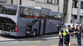 Un autocar s'est encastré dans un bâtiment, Porte de Clichy (Paris), le 26 juin 2022