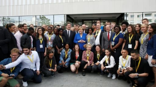 Emmanuel Macron et Angela Merkel posent avec des étudiants lors d'une visite de l'Office franco-allemand de la Jeunesse, le 13 juillet 2017