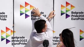 Un militant LGBTQ ajuste une bannière lors de la cérémonie d'ouverture de l'Europride 2022 à Belgrade, le 12 septembre 2022. 