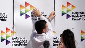 Un militant LGBTQ ajuste une bannière lors de la cérémonie d'ouverture de l'Europride 2022 à Belgrade, le 12 septembre 2022.