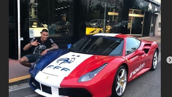Alphonse Areola pose à côté d'une Ferrari très spéciale