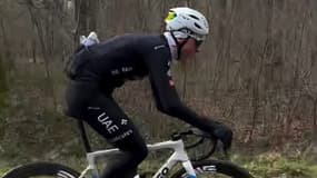 Tadej Pogacar sur les pavés de Paris-Roubaix à l'entraînement, le 10 février 2025