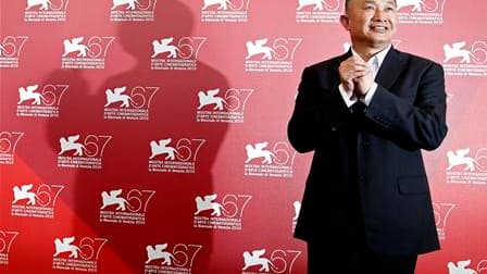 Le festival de Venise a rendu hommage au réalisateur chinois John Woo, l'un des rares cinéastes asiatiques autant prisé dans son pays qu'à Hollywood, en lui décernant un Lion d'Or pour l'ensemble de son oeuvre. /Photo prise le 3 septembre 2010/REUTERS/Ton