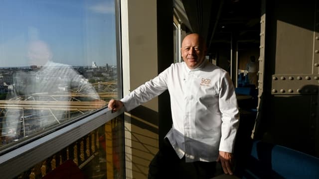 Le chef Thierry Marx dans son restaurant "Madame Brasserie", installé au premier étage de la Tour Eiffel à Paris, le 15 juin 2022