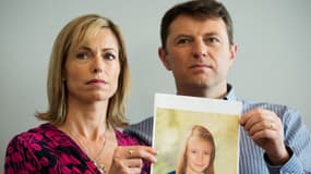 Les parents de Madeleine McCann, Kate et Gerry McCann, posent avec une reproduction d'artiste représentant leur fille disparue à neuf ans, le 2 mai 2012 (photo d'archives)