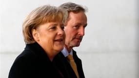 La chancelière allemande Angela Merkel a estimé qu'il était nécessaire de faire des changements dans les traités européens pour regagner la confiance des marchés, lors d'une conférence de presse commune à Berlin avec le Premier ministre irlandais Enda Ken
