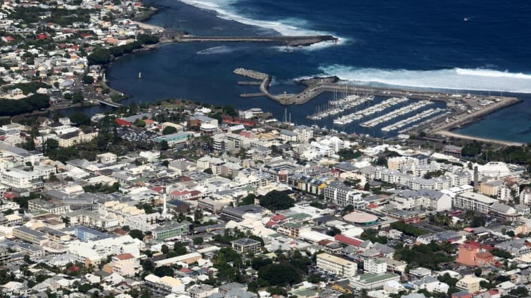Vue aérienne sur la ville de Saint-Pierre sur l'île française de La Réunion, le 26 mai 2020