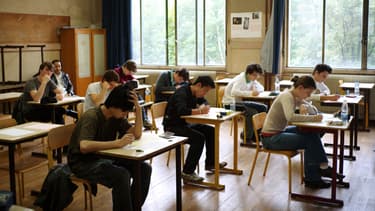 Des lycéens planchent sur l'épreuve de philosophie au lycée Jean-De-La-Fontaine à Paris, le 17 juin 2010.
