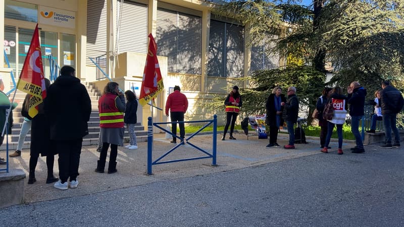 Une vingtaine de manifestants étaient rassemblés devant la CPAM de Digne-les-Bains ce mardi 19 novembre.