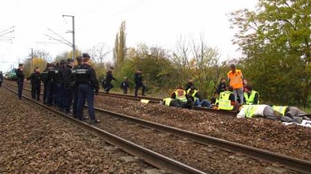 Un convoi transportant des déchets radioactifs à destination de l'Allemagne a quitté vendredi le terminal ferroviaire du groupe nucléaire français Areva à Valognes (Manche). Peu après son départ, le convoi a été bloqué près de Caen (Calvados) par quelques