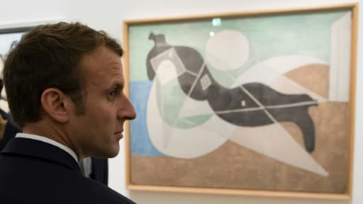 Le président français Emmanuel Macron devant la toile de Picasso intitulée "Femme étendue au soleil (1932), le 8 octobre 2017.