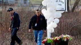 Devant l'école Sandy Hook de Newtown, dans le Connecticut, au lendemain d'une tuerie au cours de laquelle 20 enfants et six adultes ont été abattus dans une école élémentaire par un homme lourdement armé. Cette fusillade, l'une des plus meurtrières dans l